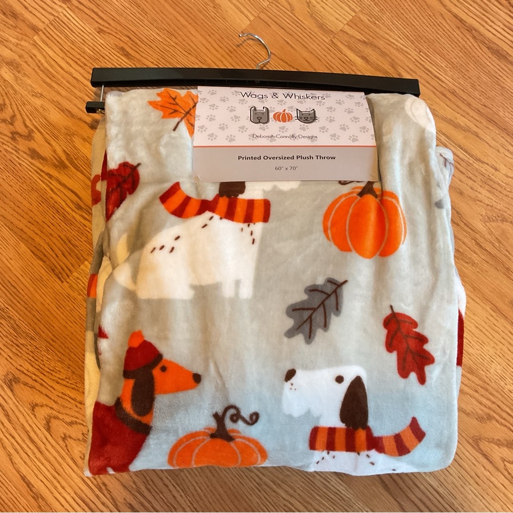 Wags & Whiskers Printed Oversized Plush Throw